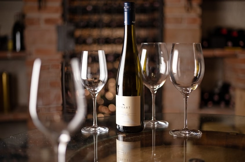 Flasche Weisswein und Glaeser auf Tisch